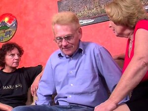 Dicke blonde Oma fickt mit Opa anal