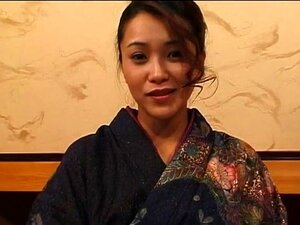 Japanisches Mädel In Kimono Wird Brutal Gefickt