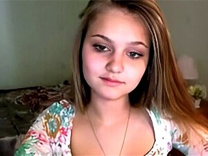 Découvrez le charme défendu d'une blonde innocente qui abandonne son corps immaculé. Contemplez l'association divine d'un cul généreux et d'un charme captivant lors d'une session cam torride. Assouvissez vos désirs sur fatbootycams.com !