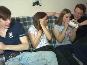 Session de groupe inoubliable. Jette un coup d'œil à une session de baise de groupe inoubliable avec des nanas