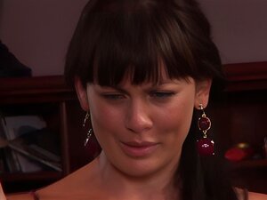 Une lesbienne chaude montre à sa meilleure amie comment embrasser et lécher. Une lesbienne brune apprend à sa meilleure amie à s'embrasser correctement.Elle utilise sa langue et suce ses lèvres.La petite latina s'excite et renifle sa culotte mouillée.La l