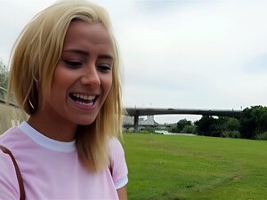 Une mignonne aux cheveux dorés se fait baiser en plein air pour de l'argent