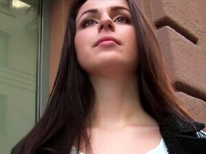 Un faux agent a ramassé une sexy brune amateur européenne en public et pour de l'argent, il lui a baisé la chatte serrée en POV dans l'appartement et a reçu une pipe