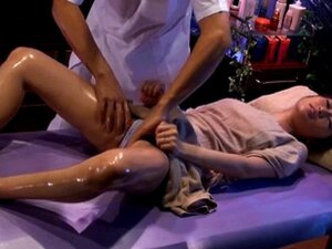 Sexy massaggio con olio, strofinando intensamente le sue grandi tette parte 6