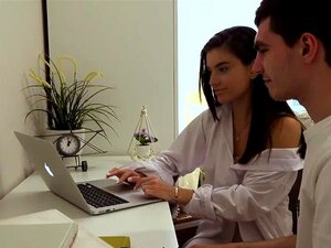 Scegliere porno e video di sesso in alta qualità su AmorePorno.com