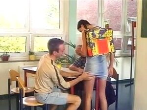 Nue A L Ecole - Porno @ RueNu.com