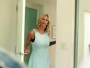Alexis Fawx s'occupe de sa belle-fille Yhivi après qu'elle ait eu le mal du pays Puis plus tard, Alexis fait un câlin à Yhivi jusqu'à ce que cette Alexis excitée donne de doux baisers à sa belle-fille Puis après, ils enroulent leurs lèvres autour de leur 