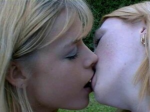 Initiation Saphique - Porno @ RueNu.com