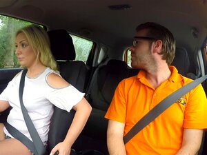 Une étudiante blonde européenne au beau cul après un cours de conduite reçoit une grosse bite d'instructeur dans la bouche, puis une bombasse habile le chevauche en voiture en public
