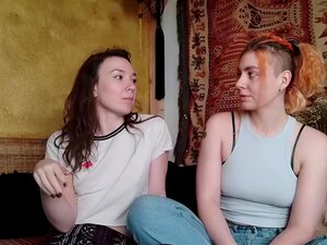 Laissez-vous emporter par la rencontre passionnée entre Zora et Innana alors qu'elles explorent leurs désirs et libèrent leur appétit insatiable pour le plaisir. Préparez-vous à une expérience inoubliable avec des gros seins, de l'amour lesbien et une éja