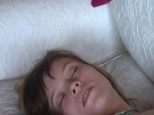 Trzy piękne dziewczyny, trochę piw i impreza się zaczyna