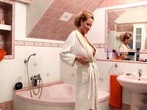 Duża cycatka MILF w wannie