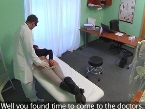 Seksowna brunetka pacjentka dostaje palcówkę od swojego lekarza