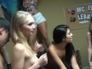 Gra w rozbieranego pokera w akademiku zamienia się w imprezę oralną